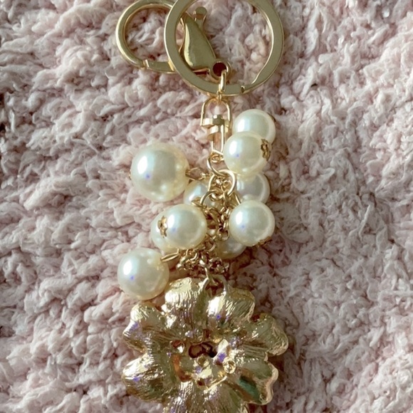 PINK HEAVY ALLOY CAMILLA FLOWER W/RHINESTONES AND PEARLS KEYCHAIN PUR… - Picture 4 of 4